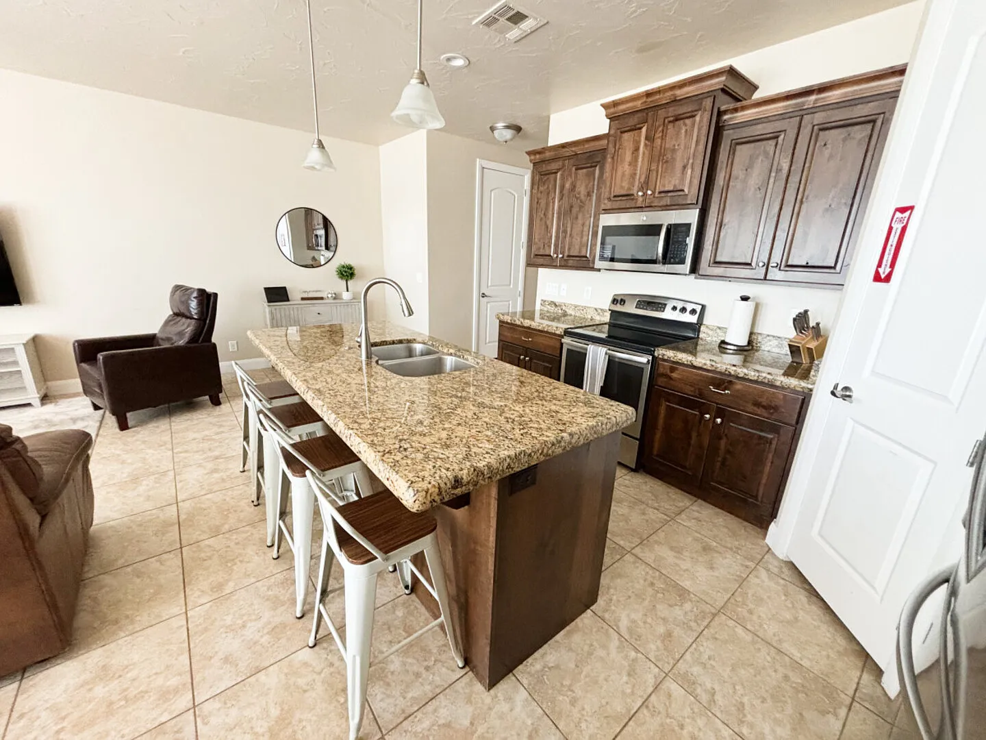 Beautiful Home Centrally Located in Southern Utah — Photo 2