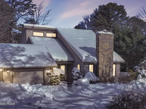 52 Hickory Rd, Lake Harmony, PA 18624