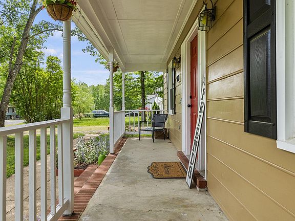 2nd image of 908 Stonewall Ln