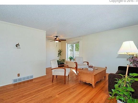 Dining room nook with bay window
