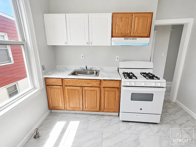 381 Leslie St #2C — Photo 10