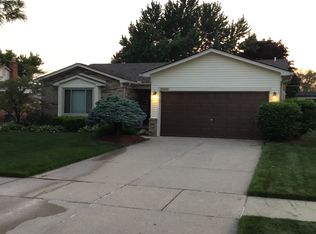 35035 Brighton Dr, Sterling Heights, MI 48310