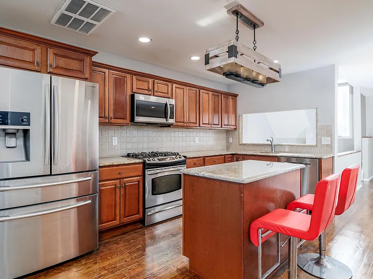 277 W Broadway #UPPER — Photo 12
