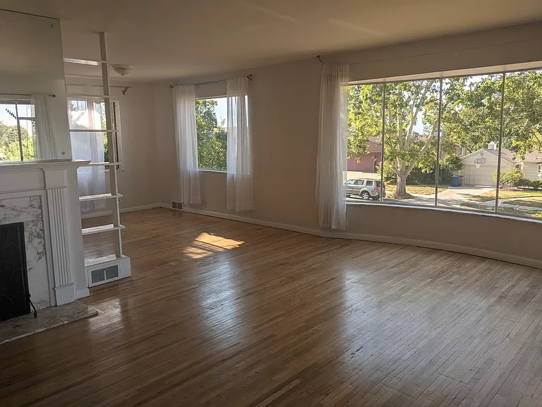 558 N J St — Photo 3