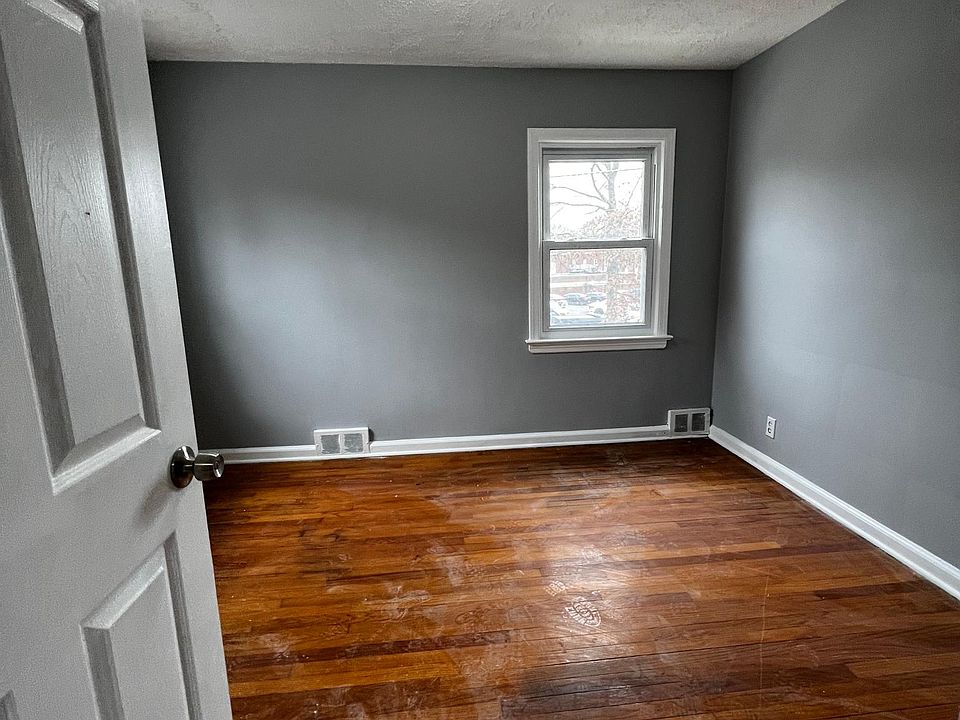 2nd image of 17 Civic Sq W #1R