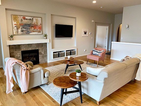 Living rm w/ gas fireplace