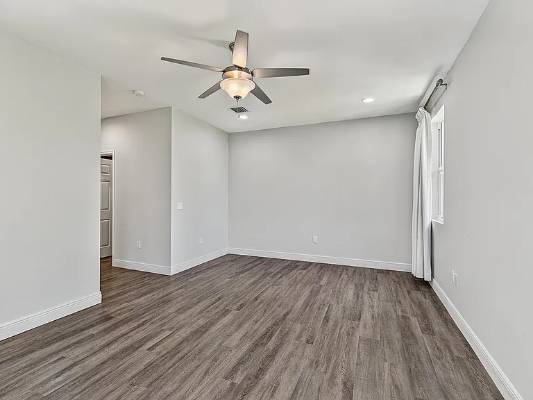 1135 NE 3rd Ave — Photo 27