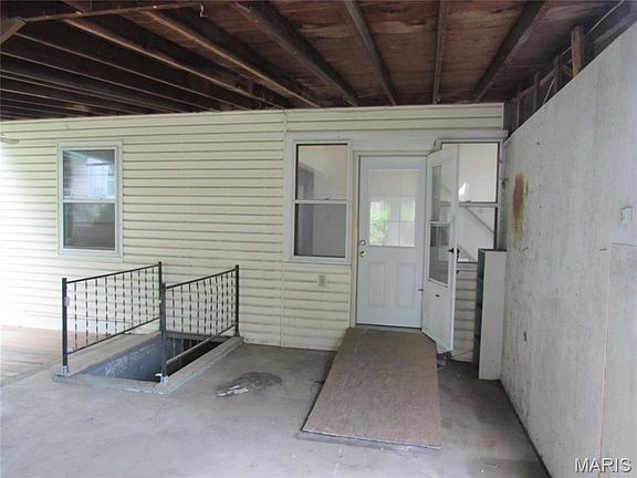 5th image of 627 S Benton Ave