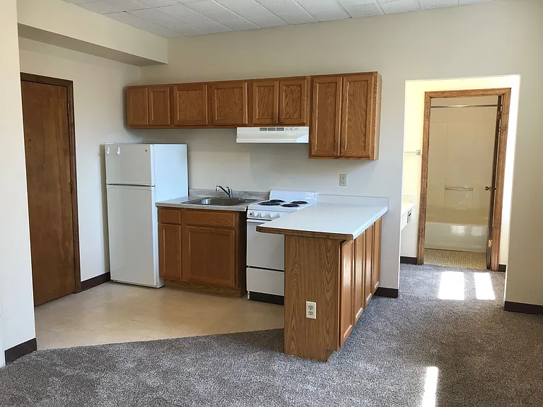 Cass Street Apartments — Photo 19