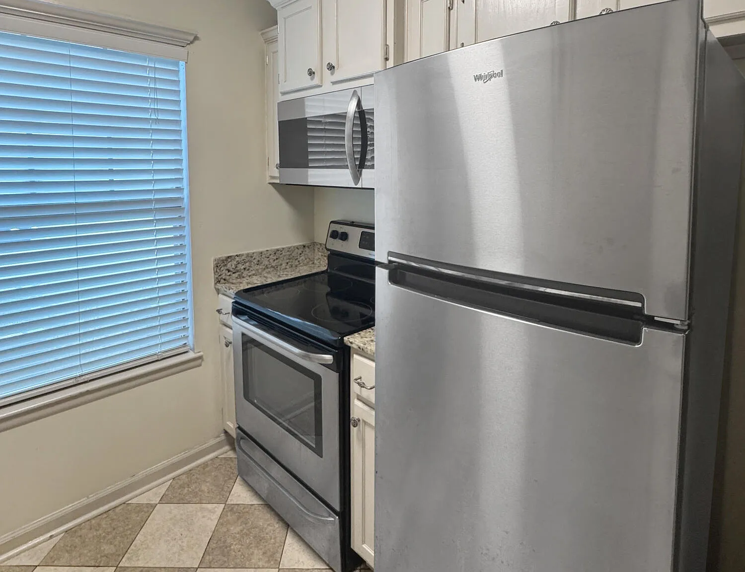 2 bed, 1.5 bath, 984 sqft, $1,350 — Photo 3