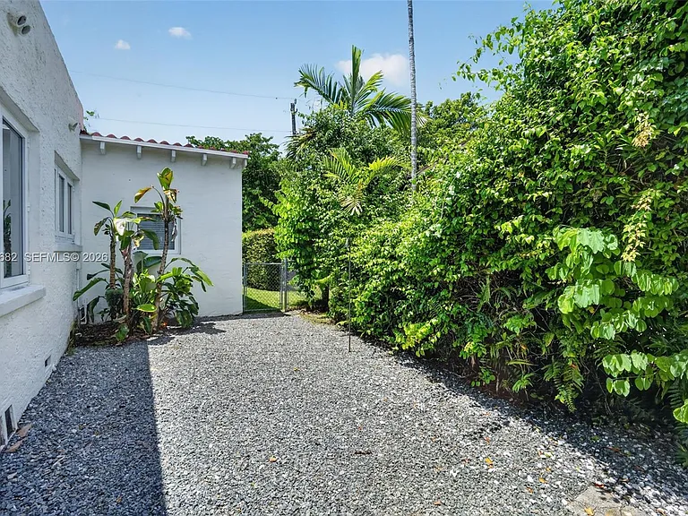 1212 Medina Ave — Photo 27