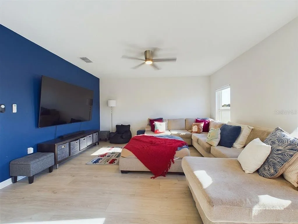 4 bed, 2.5 bath, 2300 sqft, $2,250 — Photo 4