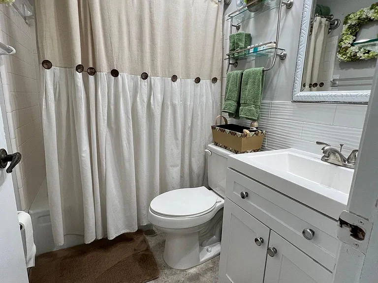 Guest Bathroom with Tub/Shower
