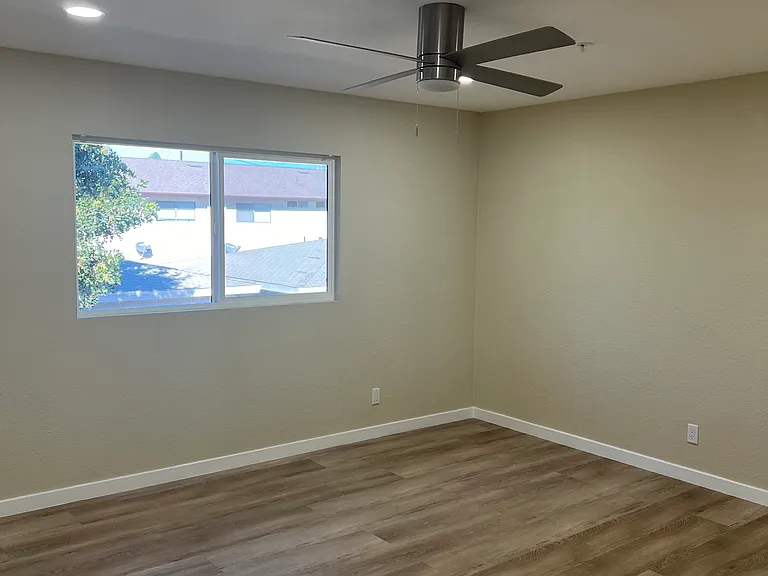 16463 Woodruff Ave — Photo 27