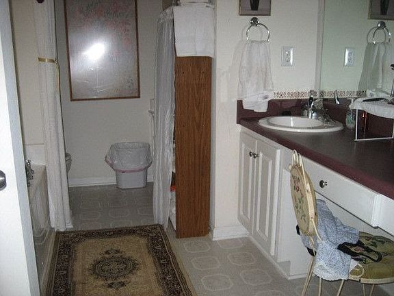 Large Master Bath w/ jetted tub