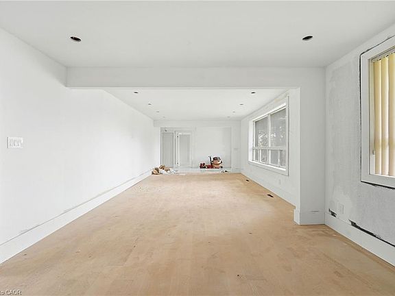 5th image of 194 Simcoe Rd