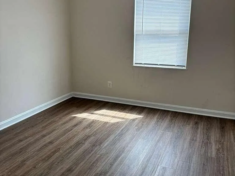 J At Falls Church Apartments — Photo 4