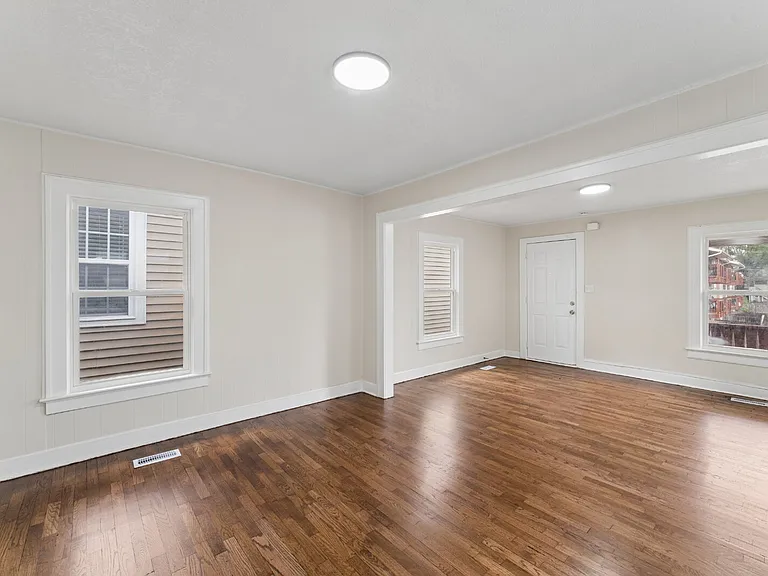 1049 Calvin St — Photo 11