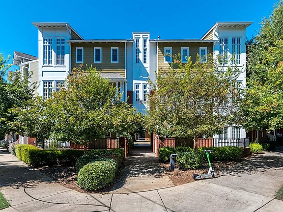 Front view of townhouse on left from corner of Lyndhurst and Magnolia