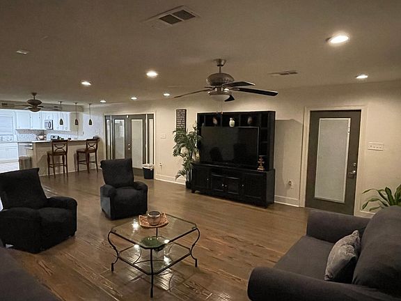 3rd image of 1359 Crescent Dr