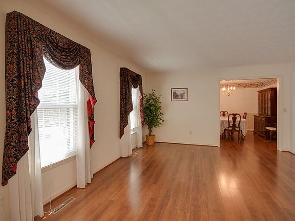 5th image of 1049 S Dogwood Dr