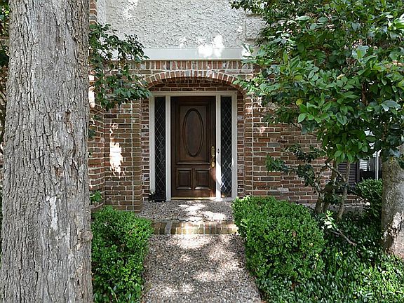 Front doorway inviting you inside.