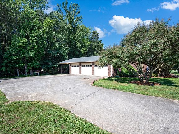3rd image of 3959 Holly Springs Dr