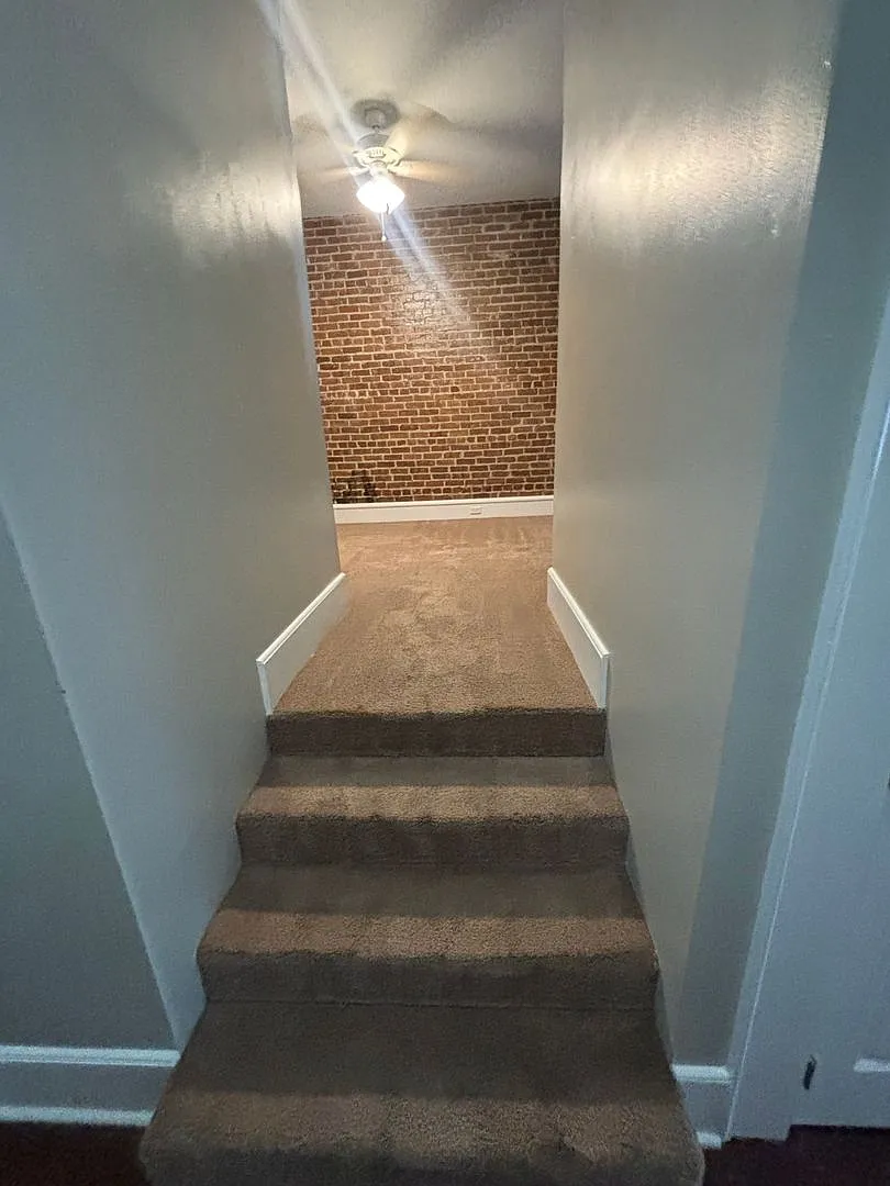 Cute Upstairs Down Town Apartment! — Photo 3