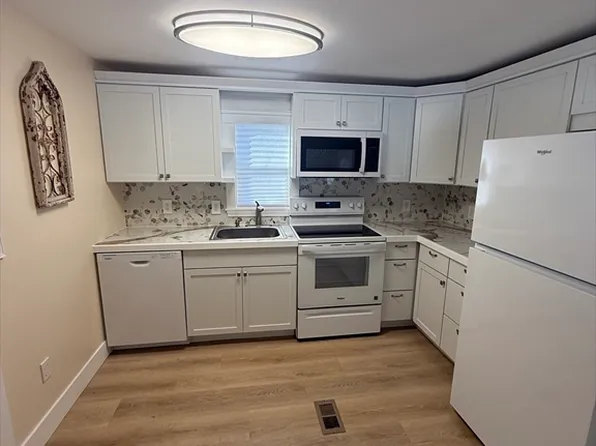 6 Center St, Brimfield, MA 01010