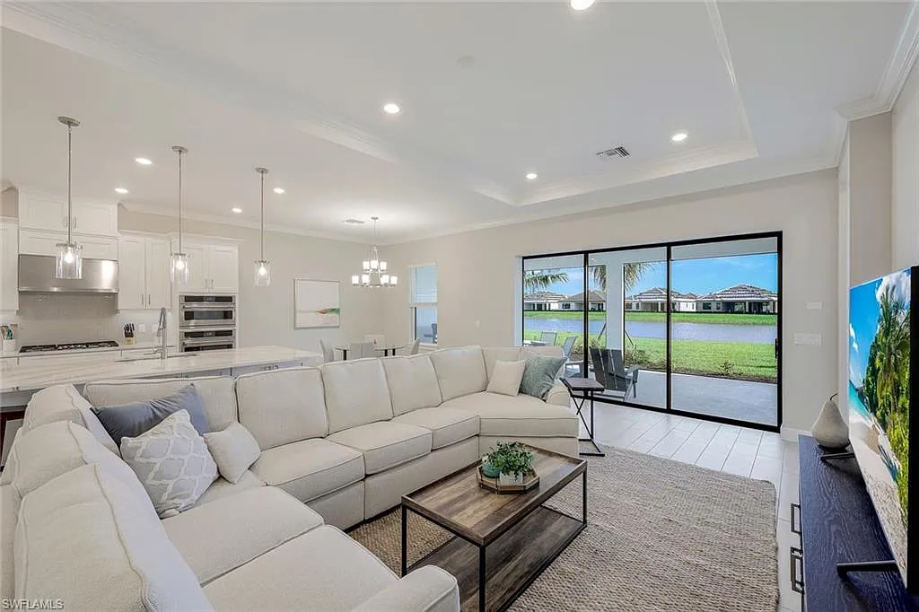 3 bed, 2.0 bath, 1886 sqft, $5,000 — Photo 2