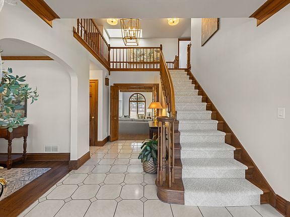 2nd image of 28W211 Cantigny Dr