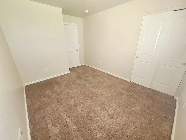1008 S Locust St — Photo 12