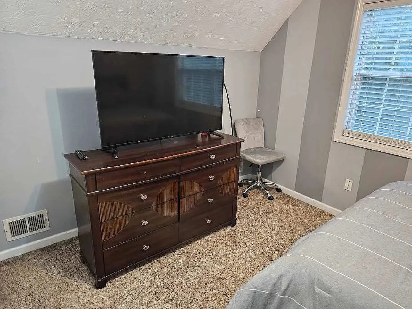 Room in 3 Bedroom Home in Rex — Photo 3