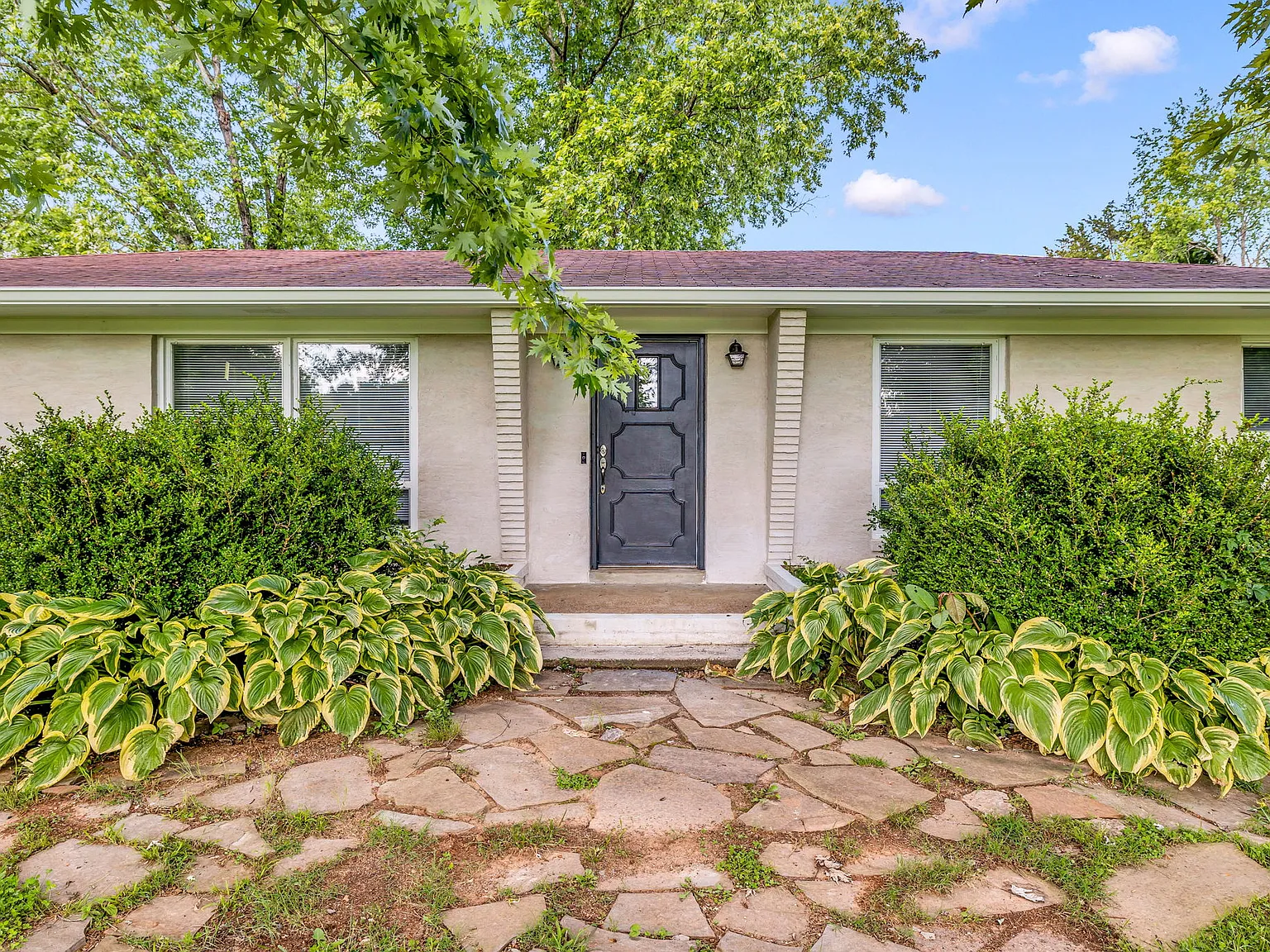 4 bed, 2300 sqft, $6,500 — Photo 1