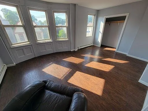 3 bed, 850 sqft, $1,700 — Photo 2
