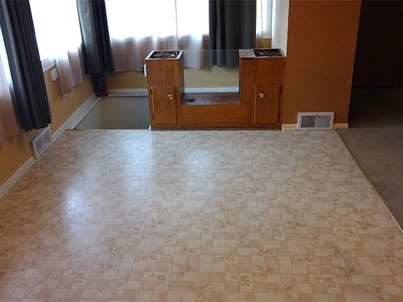 4th image of 1004 S 140th St