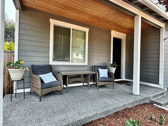 740 SE Nordmann Loop — Photo 2