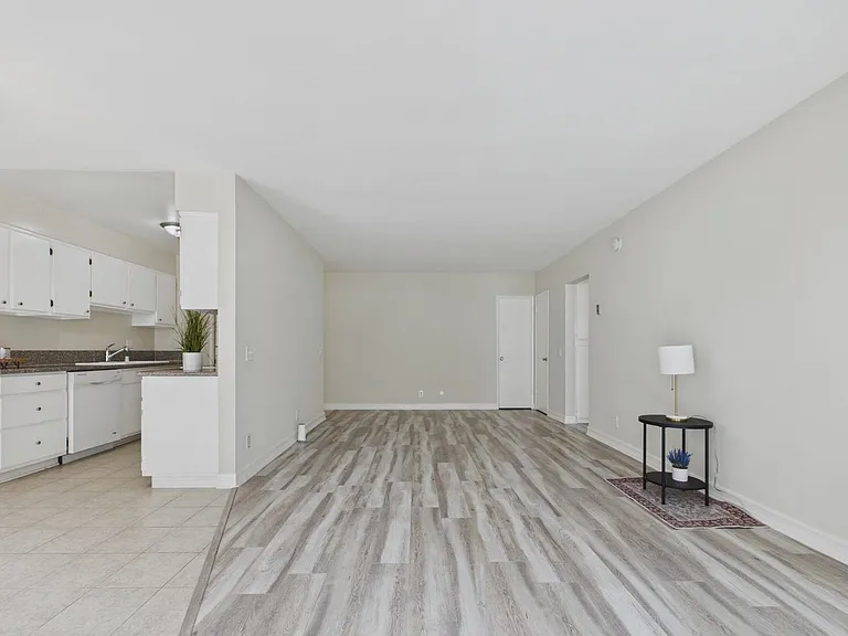 115 Doheny Apartments — Photo 47