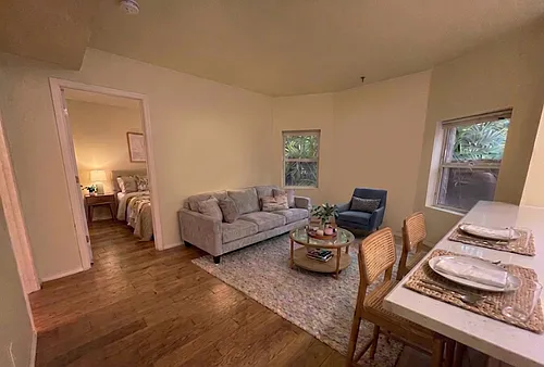 Everett Street Aparments Photo 1
