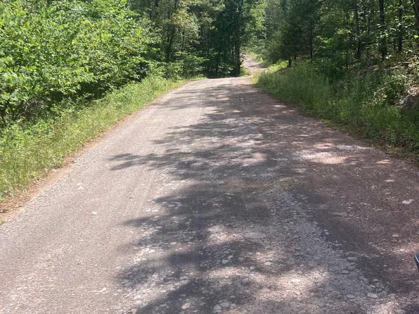 26 Falconwood Dr, Paw Paw, WV 25434