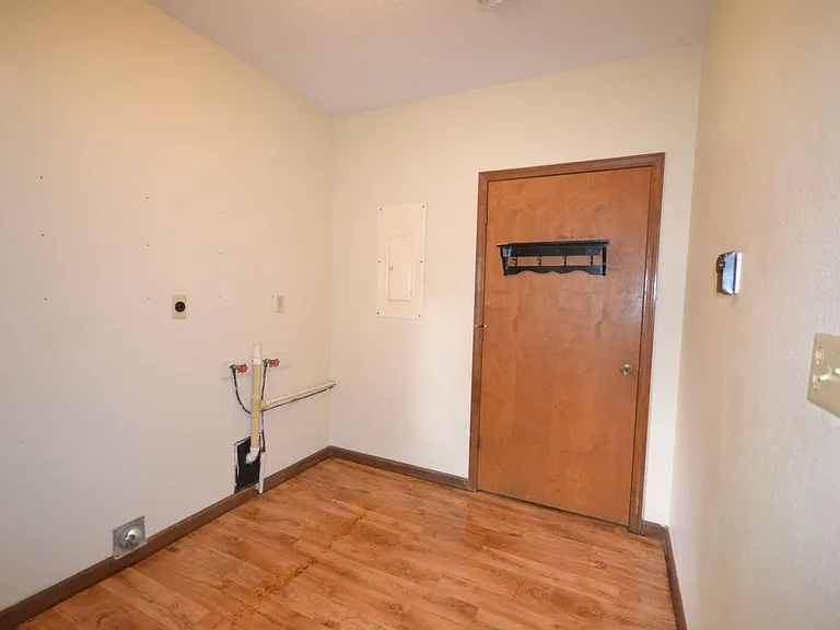1111 S Carl St — Photo 16
