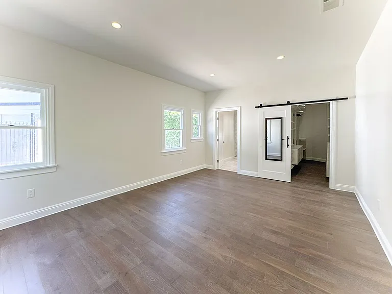 1043 S Plymouth Blvd — Photo 29