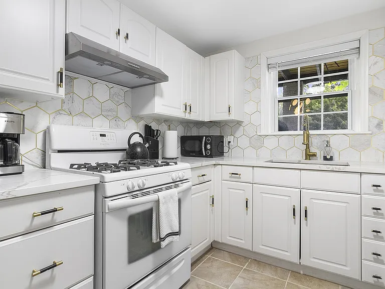 225 Springdale Dr NE — Photo 8