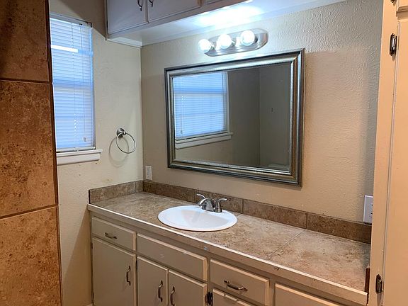 4th image of 4315 Country Club Dr