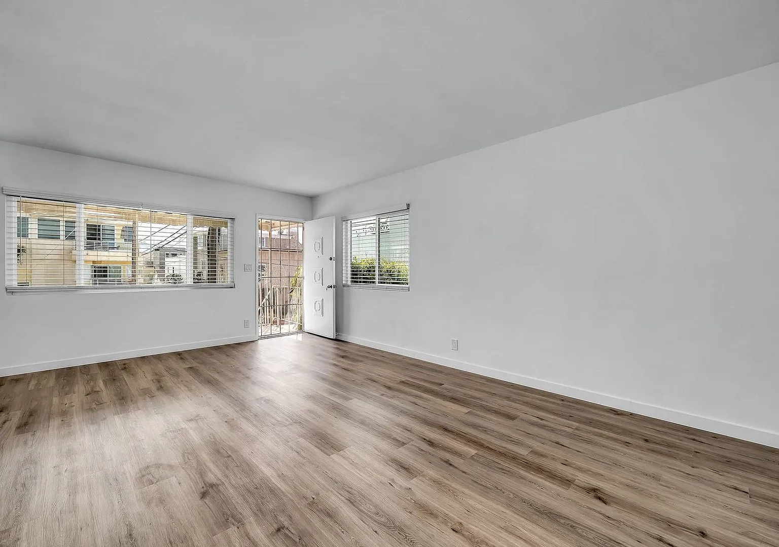 Stunning remodel 2 blocks from the beach! — Photo 4