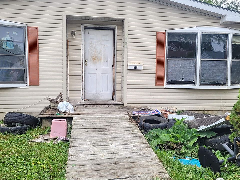 2nd image of 1704 N Wabash Ave