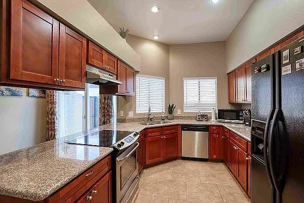 4015 E Hiddenview Dr — Photo 3