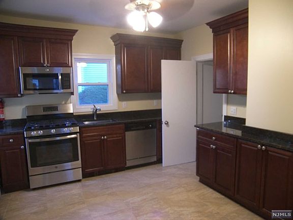 5th image of 406 Fairview Ave Floor 1