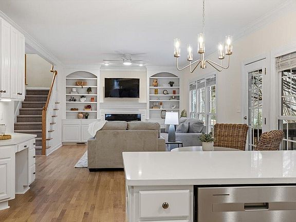 5th image of 3812 Covina Dr