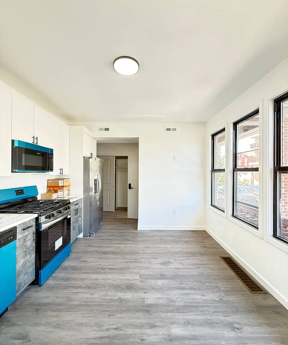 3 bed, 837 sqft, $3,750 — Photo 1
